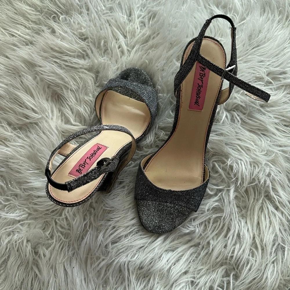 Betsey Johnson Elegant Black Wedge Sandals shiny Sz 9 party glamour comfy